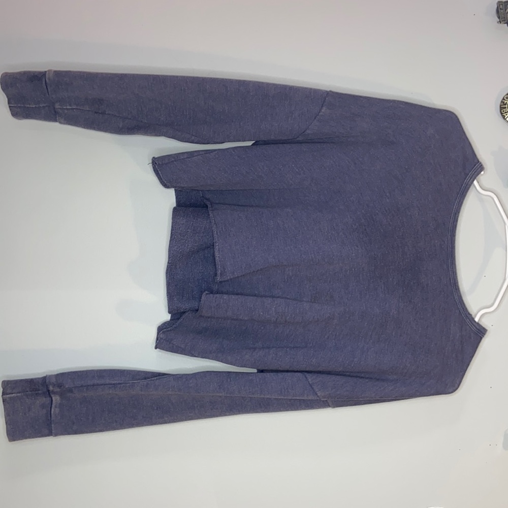 C OLSIE / blue worn in open back cropped raw hem long sleeve / xs
